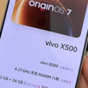 Смартфон vivo X500 на экране товара описание