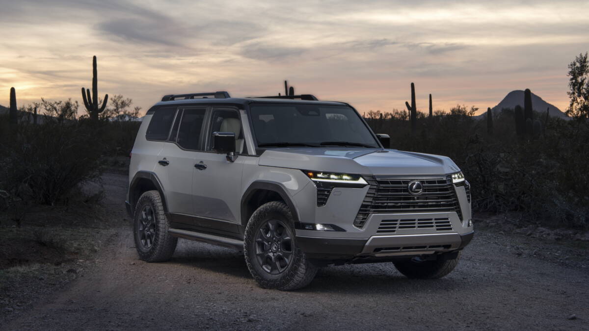 Внедорожник Lexus GX 2027 подорожал до $85 010 без гибрида 3 Внедорожник Lexus GX 2027 на песчаной дороге в пустыне