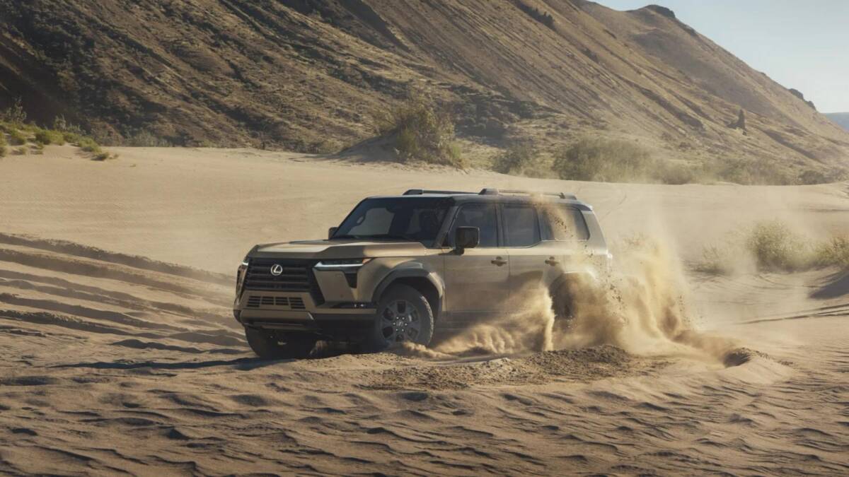 Внедорожник Lexus GX 2027 подорожал до $85 010 без гибрида 2 Внедорожник Lexus GX 2027 по песчаному дюну