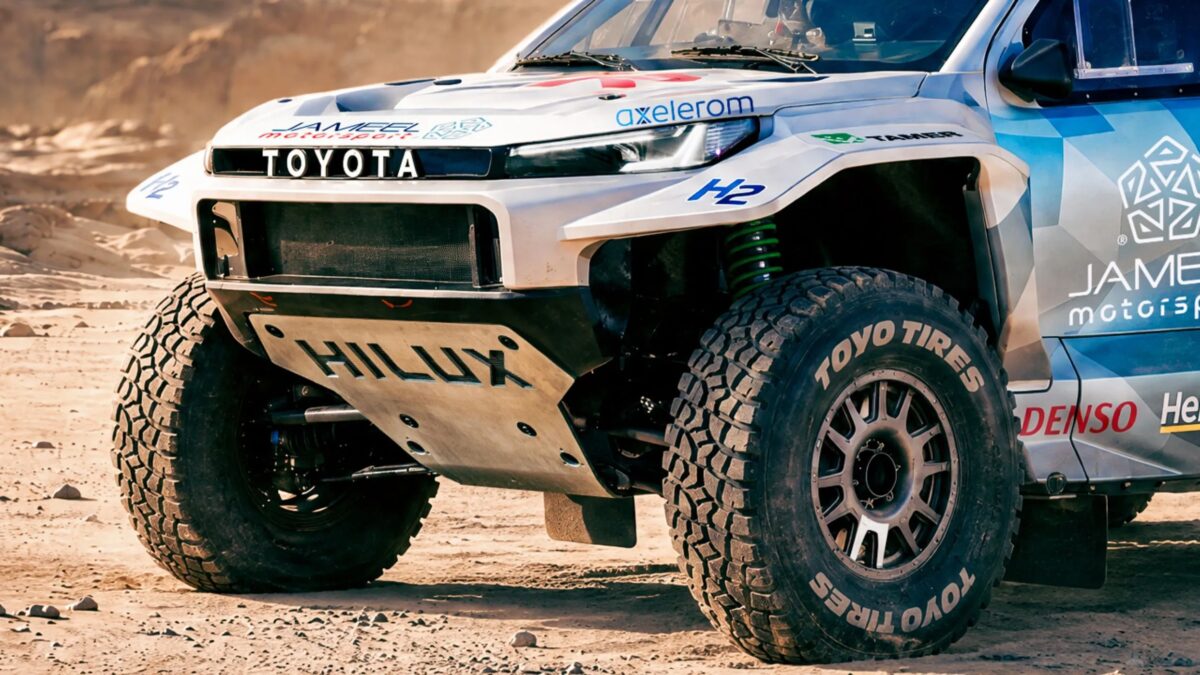 Водородный пикап Toyota Hilux выйдет на «Дакар-2027» без капли бензина 4 Грязь сбрасывается с шины Toyota Hilux для Дакар