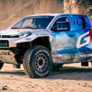 Водородный пикап Toyota Hilux выйдет на «Дакар-2027» без капли бензина 1 Говорящая о водородном пикапе Toyota Hilux в пустыне