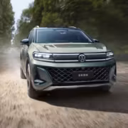 Volkswagen Talagon движется по лесной дороге в движении