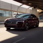 Volvo S90 в Китае можно купить за 220 тыс. юаней вместо 406,9 тыс. 1 открытая улица с видеонаблюдением и башнями Volvo S90