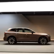 Volvo XC60 проедет 78 миль на электротяге благодаря новой батарее 1 Тёмно-коричневый Volvo XC60 в студийной съемке