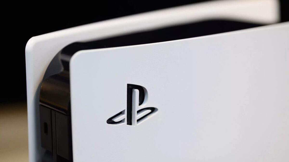 Крупный план корпуса PlayStation 5 с логотипом