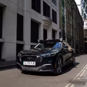 Автомобиль Ford Mustang черный, припаркованный на улице
