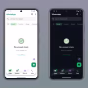 Два экрана WhatsApp на смартфонах с разной темой оформления