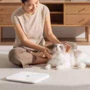 Xiaomi выпустила умные весы Mijia Body Fat Scale 4 Pro с зарядкой от USB-C 11 Женщина с котом и умные весы Xiaomi Mijia Body Fat Scale 4 Pro