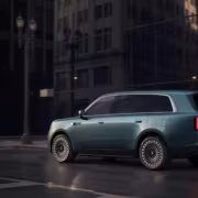 автомобиль Skynomad N90 Max Explorer Edition движется по городу