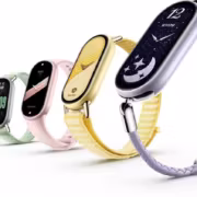 Несколько смарт-часов Xiaomi Band 11 разных цветов