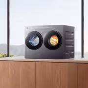 мини-стиралка Xiaomi с двумя барабанами на деревянном столе