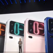 Xiaomi представила смартфоны 18 Pro и Pro Max с зарядом до 8500 мА·ч 6 Четыре смартфона Xiaomi 13 Pro с разноцветными корпусами