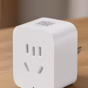 Умная розетка Xiaomi Smart Socket 4 на деревянном столе