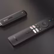 Xiaomi представила TV Stick HD 2nd Gen с Google TV и HDR10+ 1 Пульт дистанционного управления Xiaomi TV Stick HD 2nd Gen