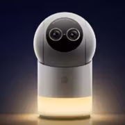 Робот-камера Xiaomi с двумя объективами в темной обстановке