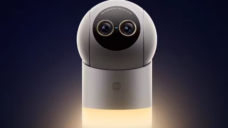 Робот-камера Xiaomi с двумя объективами в темной обстановке