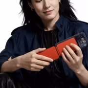 Женщина держит смартфон Xiaomi 18 Pro с магнитной гитарой