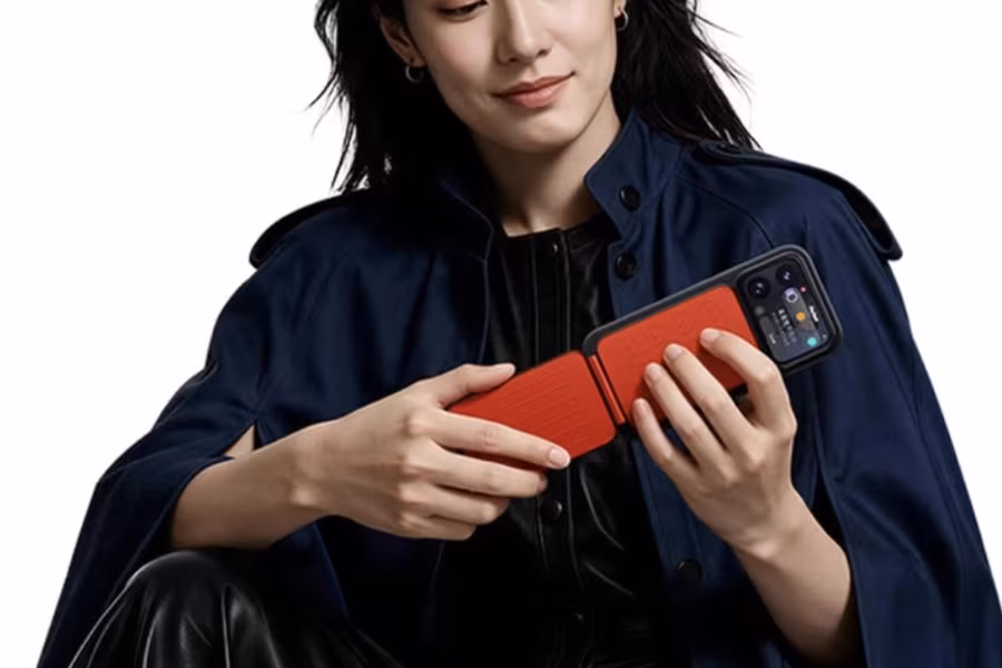 Женщина держит смартфон Xiaomi 18 Pro с магнитной гитарой