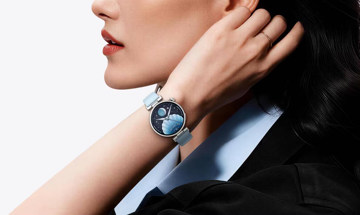 Женщина на запястье Xiaomi Watch S5 41mm