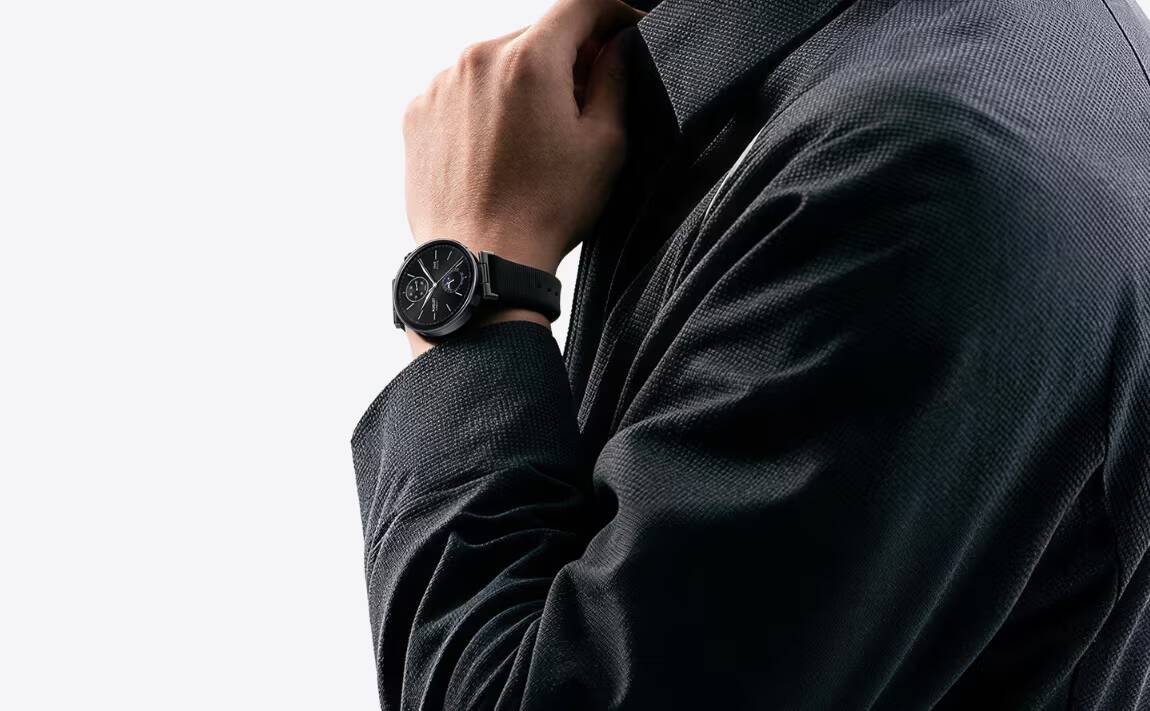 Человек с умными часами Xiaomi Watch S5 41mm в черном браслете