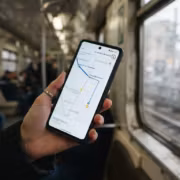 Мобильное приложение Яндекс Карты на смартфоне в метро