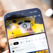 Смартфон Google Pixel displaying YouTube функцию трансляции на ТВ