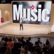Презентационная сцена YouTube Music с ведущим и аудитории