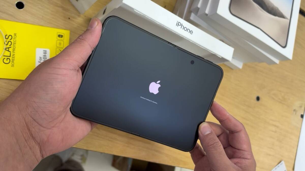 iPhone Duo в процессе обновления с логотипом Apple
