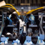 Жёлтые кабели и компоненты на сервере Nvidia B300