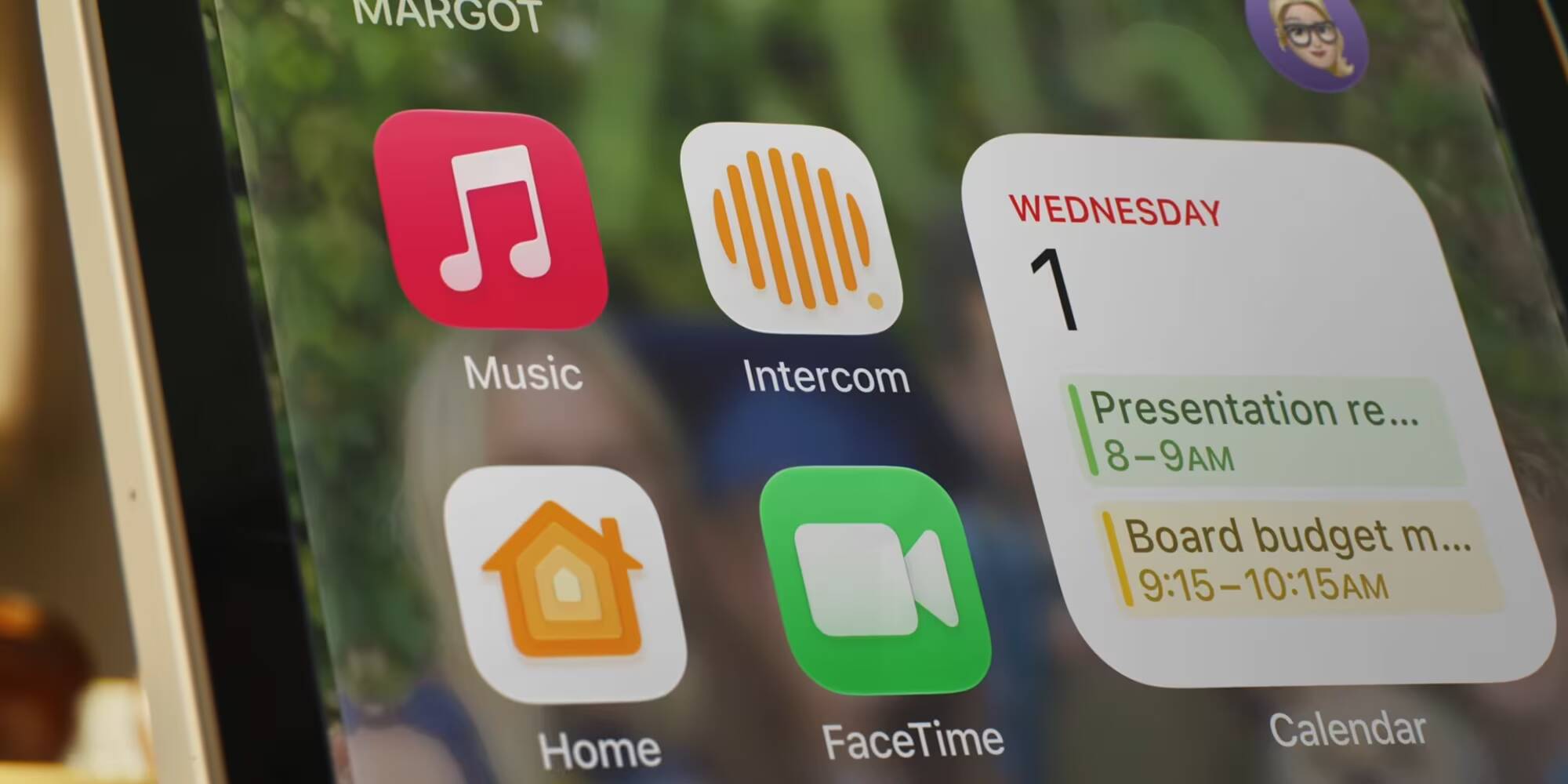 Экран iPhone с приложениями Music FaceTime Calendar