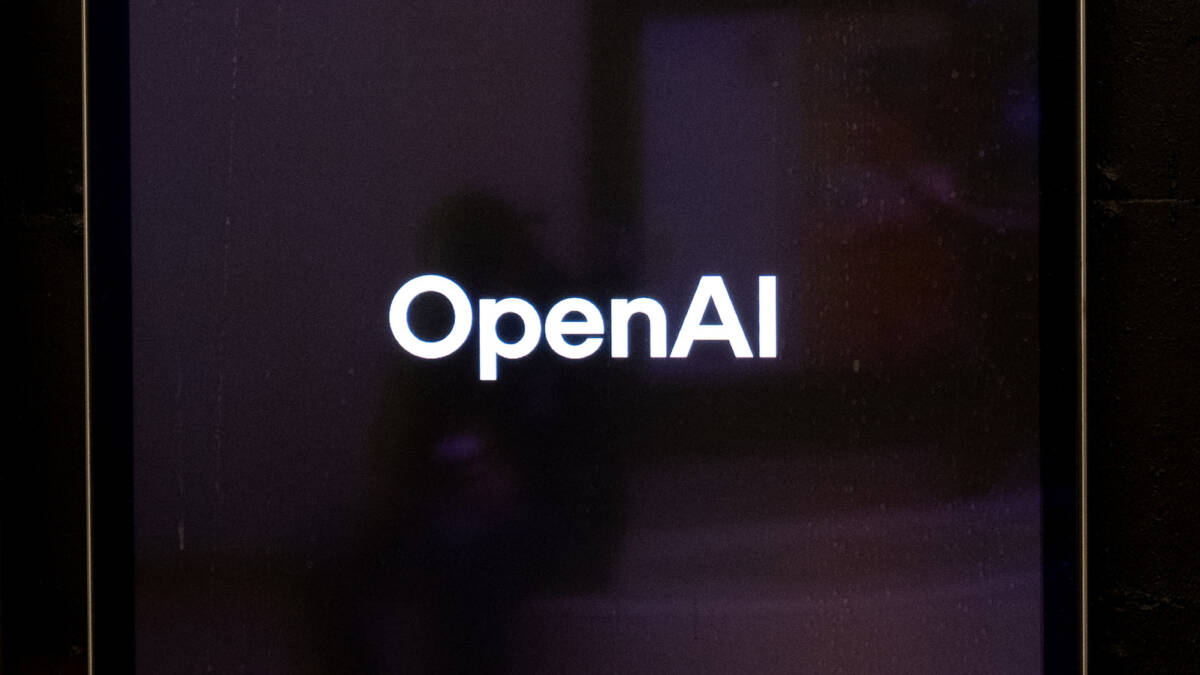 8 штатов оспорили заявления OpenAI о безопасности её ИИ-продуктов 6 Экран смартфона с логотипом OpenAI