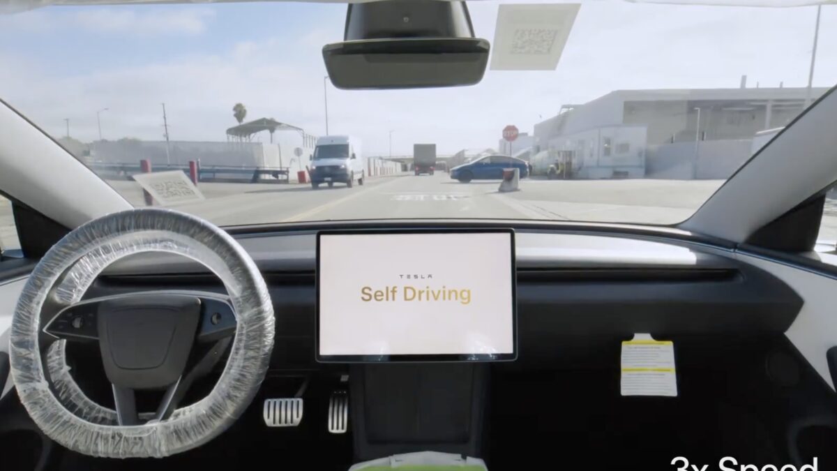 экран Tesla Self Driving на приборной панели автомобиля