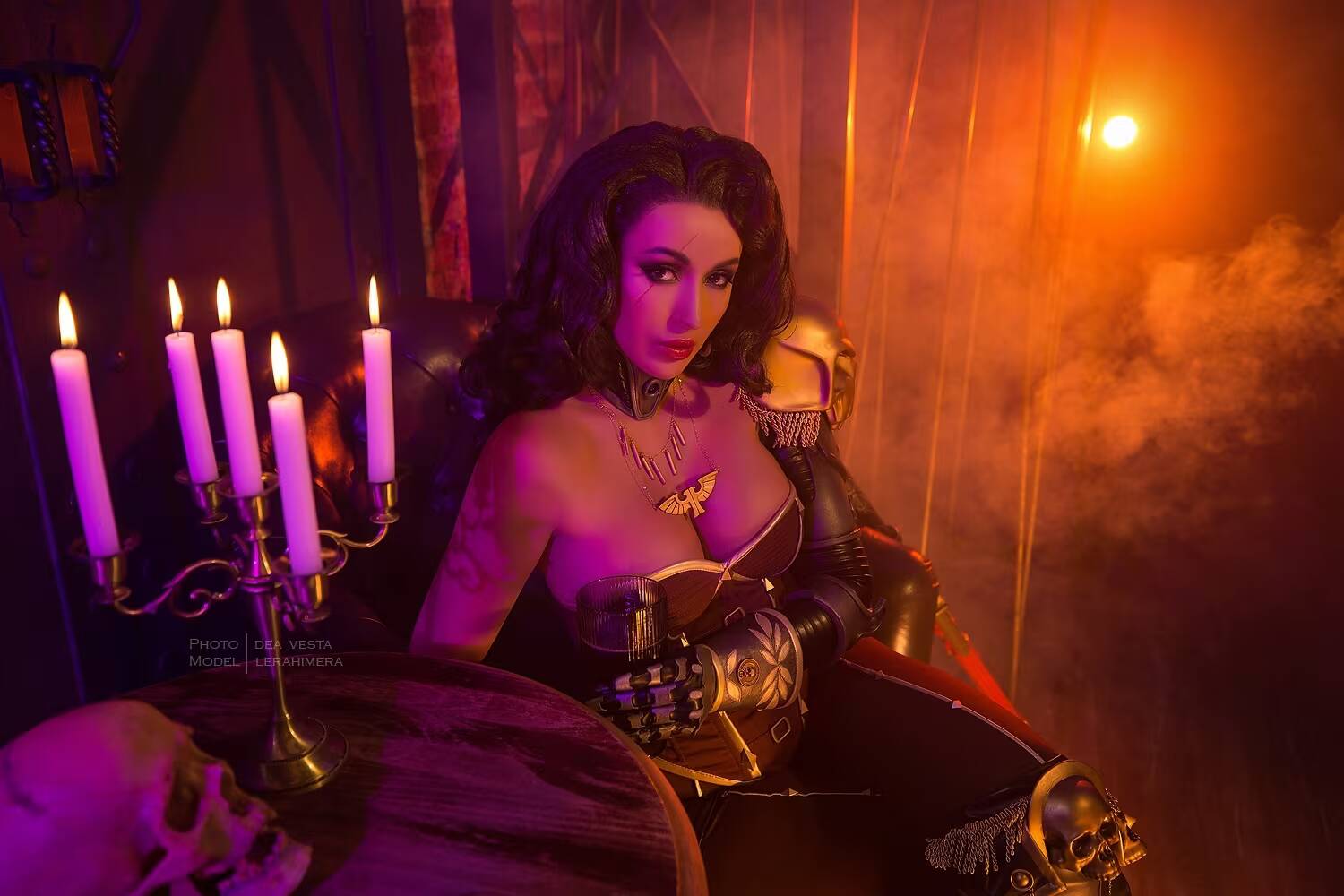 Российская модель показала 18+ косплей Джай Хейдари из Warhammer 40K 8 Модель в косплей Джай Хейдари из Warhammer 40K с черным костюмом и золотыми аксессуарами