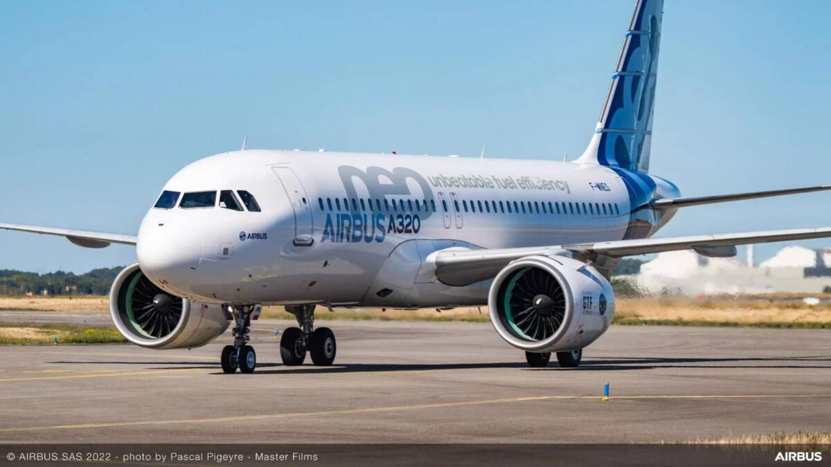 Самолет Airbus A320 с надписью Airbus Unbeatable fuel efficiency