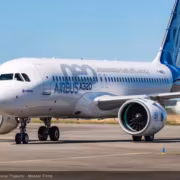 Самолет Airbus A320 с надписью Airbus Unbeatable fuel efficiency