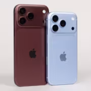 Два iPhone 18 Pro Max на светлом фоне