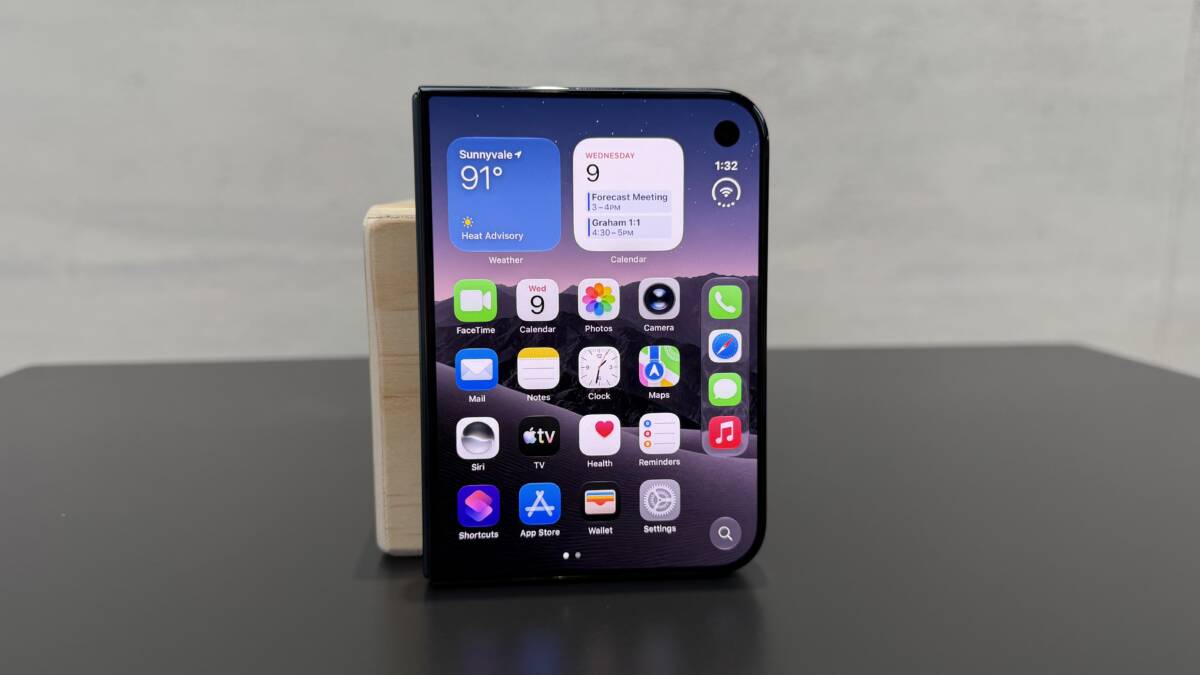 Смартфон iPhone Duo с дисплеем и иконками приложений