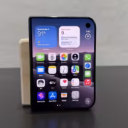 Смартфон iPhone Duo с дисплеем и иконками приложений