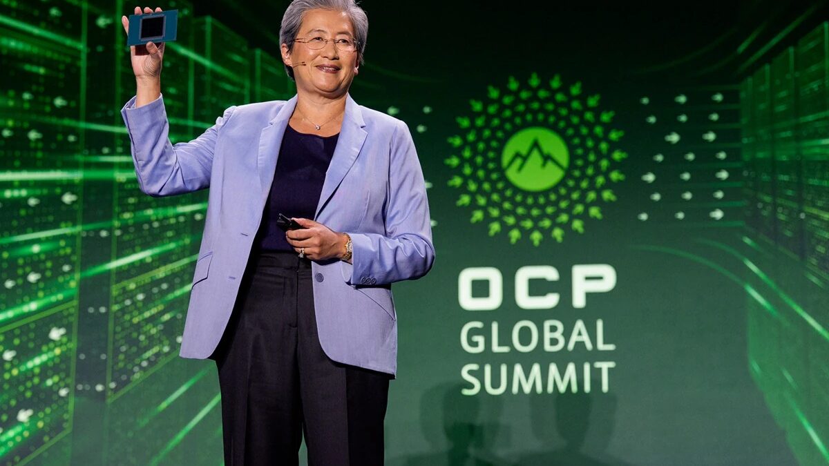 Женщина на сцене с процессором AMD Verano на конференции