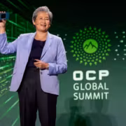 Женщина на сцене с процессором AMD Verano на конференции