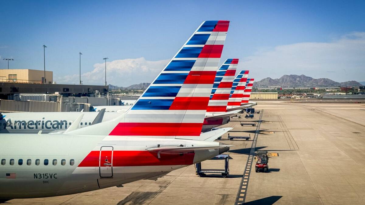 Самолёты American Airlines с хвостами в цвета полоски