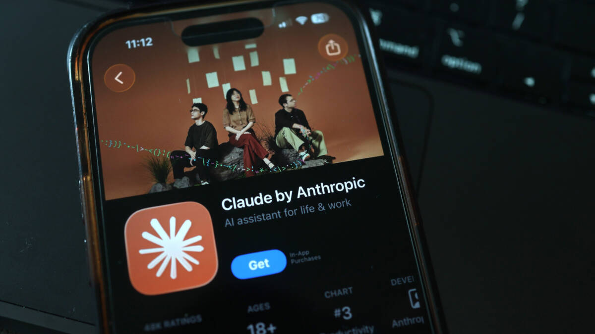 Экран iPhone с приложением Claude by Anthropic на главной странице
