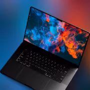 новый MacBook Pro с ярким дисплеем и клавиатурой