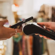 Apple могут обязать поддержать 2 стандарта NFC в британских iPhone 28 Мобильный телефон, дисплей, сканер QR-кода, сенсорное управление