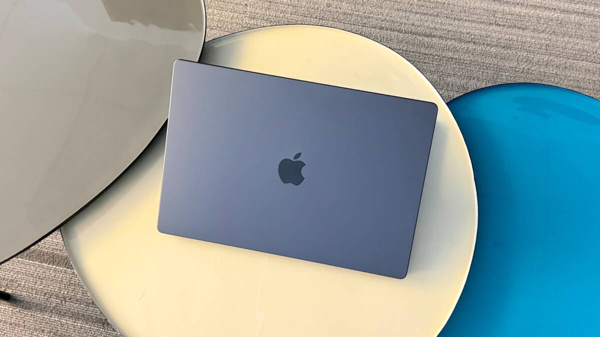 Набор из MacBook и iPad mini на столе