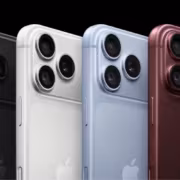 Четыре модели iPhone 14 Pro в разных цветах, камера и задняя панель