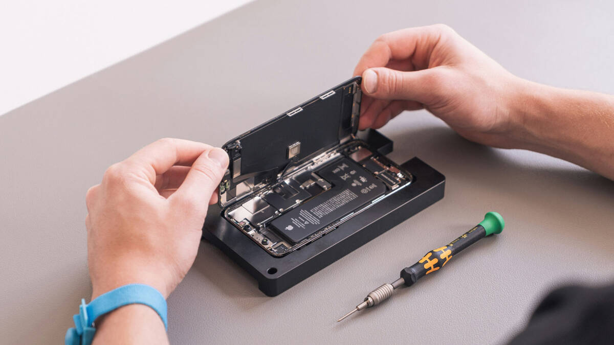 Ремонт iPhone 18 Pro внутри корпуса Mac