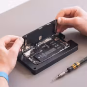 Ремонт iPhone 18 Pro внутри корпуса Mac