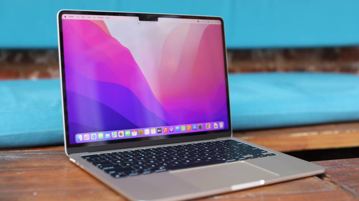 Ноутбук MacBook с экраном и клавиатурой