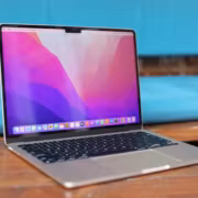 Apple ограничит Full Disk Access на Mac из-за рисков от ИИ-агентов 11 Ноутбук MacBook с экраном и клавиатурой